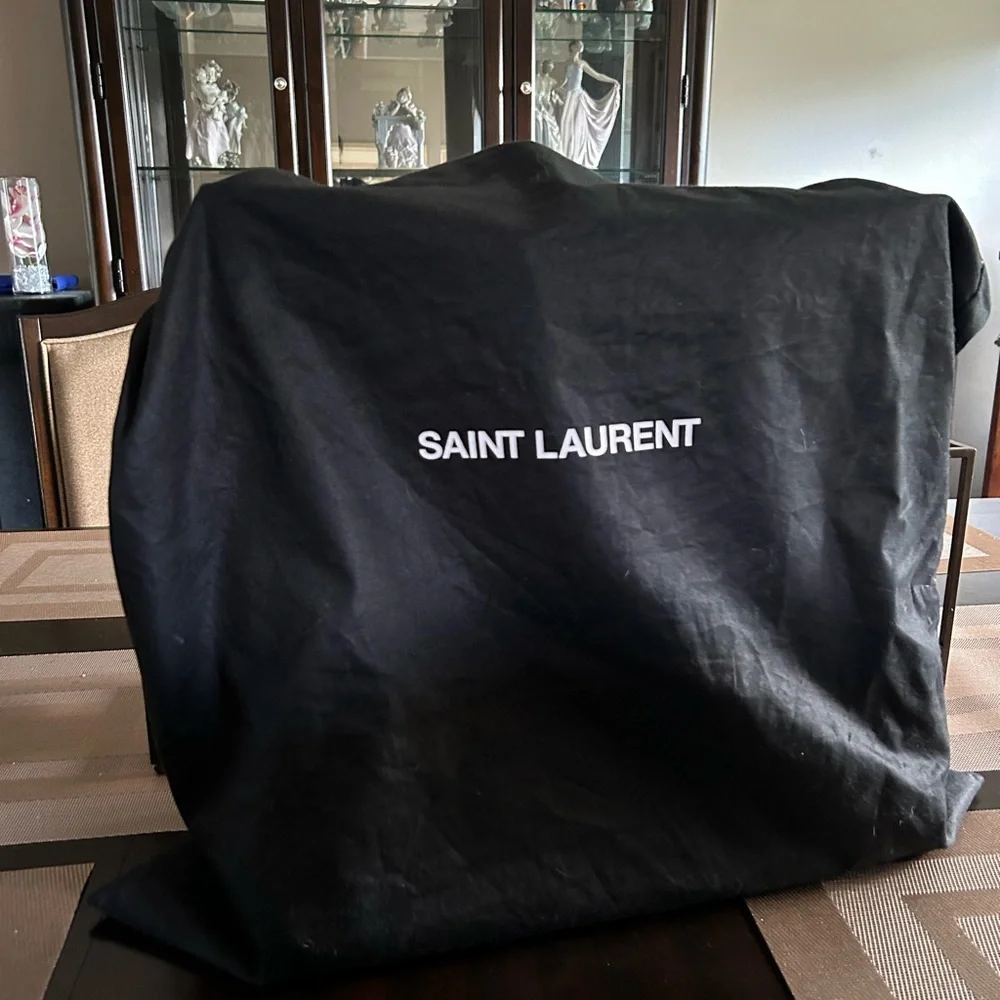 Shopping leather tote Saint Laurent Black in Leather - Picture 2 of 3